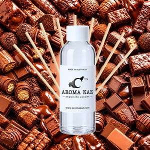以下が含まれることがあります： 白いキャップと白いラベルが付いた透明なガラス瓶。ラベルには「AROMA KAZ」、「MADE IN AUSTRALIA」、「www.aromakaz.com」の文字が印刷されています。瓶からは5本の明るい色の木製ディフューザースティックが突き出ており、周囲には様々な種類のチョコレートが敷き詰められています。
