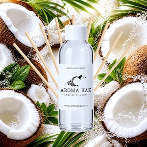 Peut inclure: Un flacon en verre transparent avec un bouchon blanc et une étiquette portant les inscriptions AROMA KAZ, MADE IN AUSTRALIA et www.aromakaz.com. Il est entouré de bâtonnets diffuseurs en bois, de noix de coco, de feuilles de palmier et d'éclaboussures.