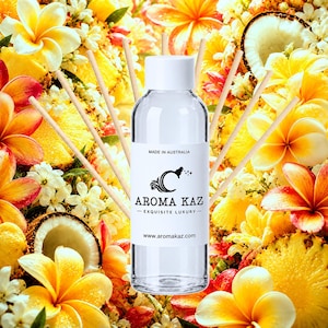 Puede incluir: Un frasco difusor de vidrio transparente con tapa blanca y una etiqueta con el texto MADE IN AUSTRALIA, AROMA KAZ y www.aromakaz.com. Varias varillas de madera clara están insertadas en el frasco, el cual contiene un líquido transparente.