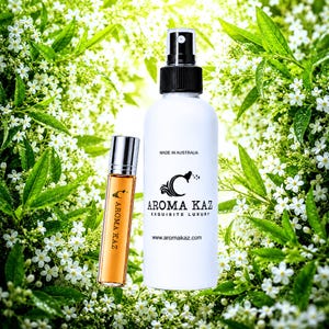 Pu&ograve; includere: Un flacone spray bianco e un piccolo flacone a rullo in vetro ambrato, entrambi etichettati AROMA KAZ. Il flacone spray presenta un erogatore nero e la scritta MADE IN AUSTRALIA e www.aromakaz.com. Il flacone a rullo contiene un liquido dorato.