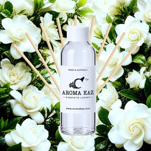 Può includere: Un flacone diffusore in vetro trasparente con tappo bianco e sei bastoncini in legno. L'etichetta bianca riporta il testo MADE IN AUSTRALIA, un logo con la lettera C, il marchio AROMA KAZ, la scritta EXQUISITE LUXURY e www.aromakaz.com.