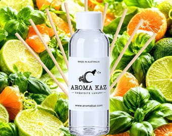 Może przedstawiać: Przezroczysta szklana butelka dyfuzora z białą nakrętką i etykietą z napisem MADE IN AUSTRALIA AROMA KAZ EXQUISITE LUXURY www.aromakaz.com, otoczona kilkoma jasnymi drewnianymi patyczkami na tle limonek i pomarańczy.