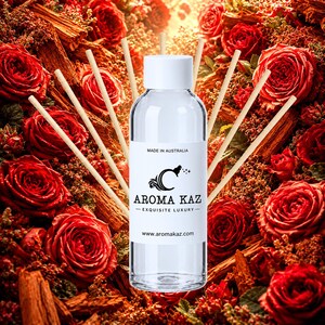 Peut inclure: Un flacon diffuseur à roseaux en verre transparent avec un bouchon blanc et une étiquette blanche portant le texte MADE IN AUSTRALIA, le logo Aroma Kaz, EXQUISITE LUXURY et www.aromakaz.com. Plusieurs bâtonnets en bois clair s'en échappent.