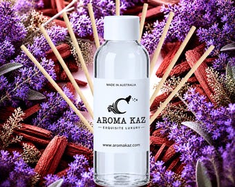Peut inclure: Un flacon diffuseur à roseaux en verre transparent avec un bouchon blanc et une étiquette portant les inscriptions MADE IN AUSTRALIA, AROMA KAZ, EXQUISITE LUXURY et www.aromakaz.com. Plusieurs tiges en bois clair sont insérées dans le flacon.