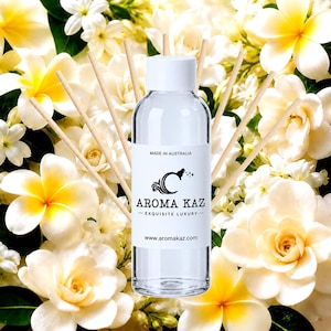 Peut inclure: Un flacon diffuseur à roseaux en verre transparent avec un bouchon blanc et une étiquette blanche portant le texte MADE IN AUSTRALIA, AROMA KAZ, EXQUISITE LUXURY et www.aromakaz.com. Plusieurs roseaux en bois fins sont disposés en éventail.