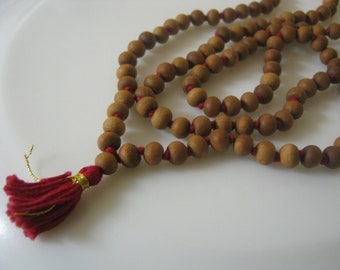 Mala en bois de santal parfumé naturel fait main 108 + 1 perles de prière hindoues Mala yoga médiation Chandan Mala fait main avec pompon en coton rouge OM