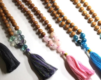 Collier Mala de 108 perles en bois de santal avec une combinaison d'unakite, de labradorite, de fluorite, d'opalite rose, d'apatite et de turquoise