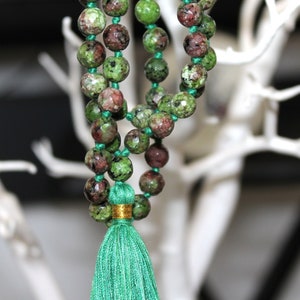 Collar de cuentas de zoisita rubí facetadas de 8 mm, mala con borlas, collar de oración, 108 cuentas de mala, mala de zoisita rubí, collar llamativo de mala espiritual