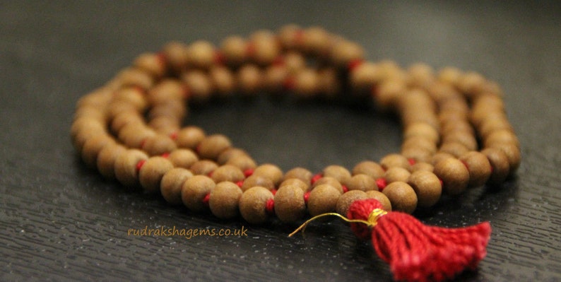 Chapelet mala en bois de santal 6 mm 8 mm 108, collier japa mala en bois de santal, collier pour homme, perle en bois, perles de prière tibétaines bouddhistes de méditation hindoue image 1