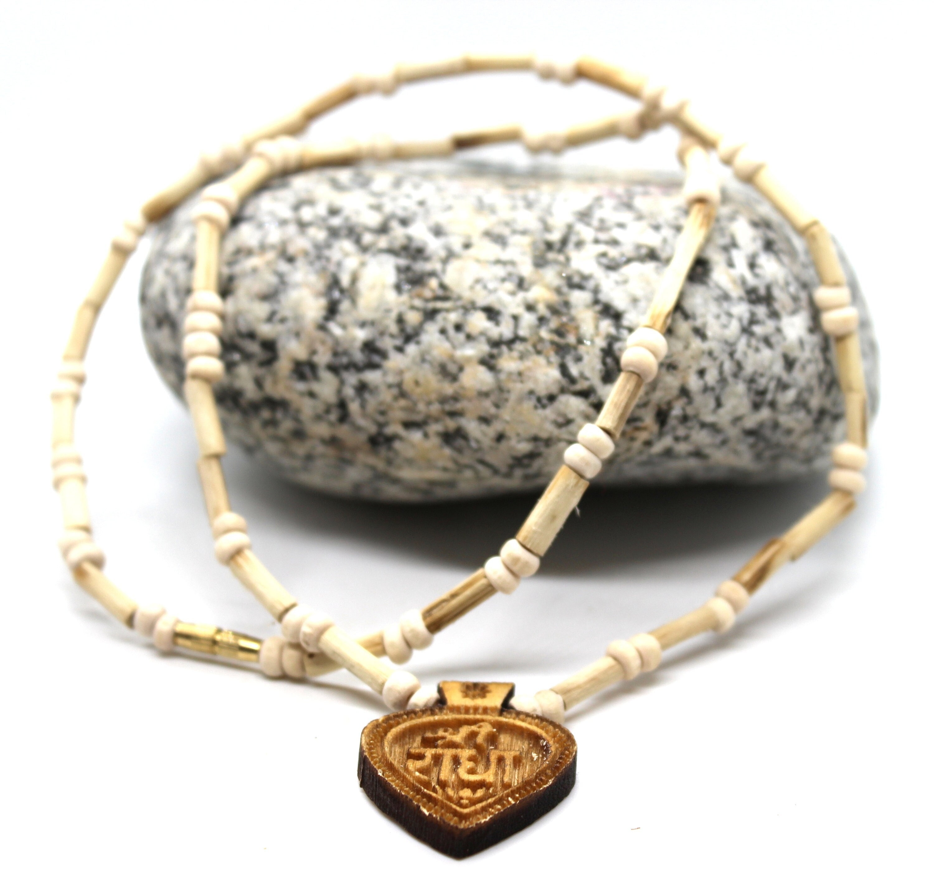 Collar Tulsi Tulsi Kanthi Mala con colgante Radhe, Tulasi Radhe Krishna Gargantilla Locket Radhe, Nombre sánscrito Collar Iskcon hecho a mano