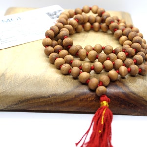 Mala fatto a mano in legno di sandalo profumato naturale certificato in laboratorio, 108+1, perline da 8 mm, perline di preghiera indù, perline di meditazione con nappa in cotone rosso OM