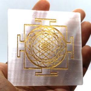 Placa de carga de selenita, cristal grabado con Sri Yantra, geometría sagrada.