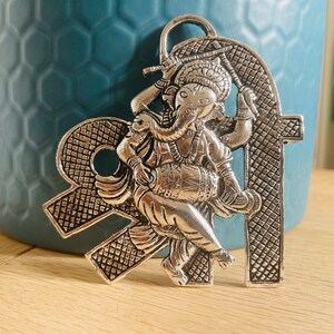 Adorno de pared metálico de Ganesha, decoración de dios hindú, acabado plateado.