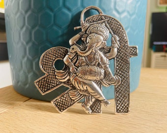 Adorno de pared metálico de Ganesha, decoración de dios hindú, acabado plateado.