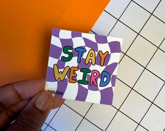 Stay Weird vinylklistermärke: Mönstrad laptopdekal
