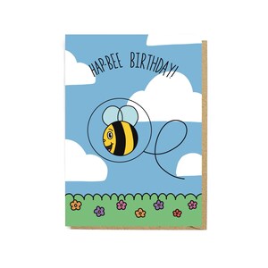 Tarjeta de cumpleaños de Hapbee - Tarjeta con insignia - Tarjeta de felicitación - Tarjeta de cumpleaños - Tarjeta reciclada - Divertida - Colorida - Ilustración - Insignia de cumpleaños - Abeja