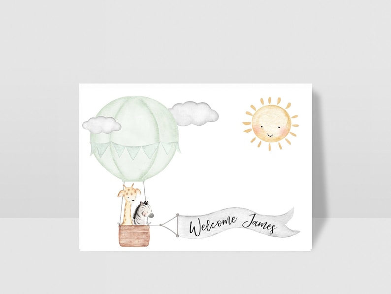 Puede incluir: Un globo aerost&aacute;tico verde con una jirafa y una cebra dentro, volando en el cielo con una nube blanca y un sol amarillo. Un banner debajo del globo dice "Bienvenido James".