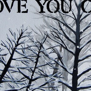 Pu&ograve; includere: Dipinto in bianco e nero di alberi spogli su uno sfondo bianco. Il testo "LOVE YOU" &egrave; scritto in nero nella parte superiore del dipinto.