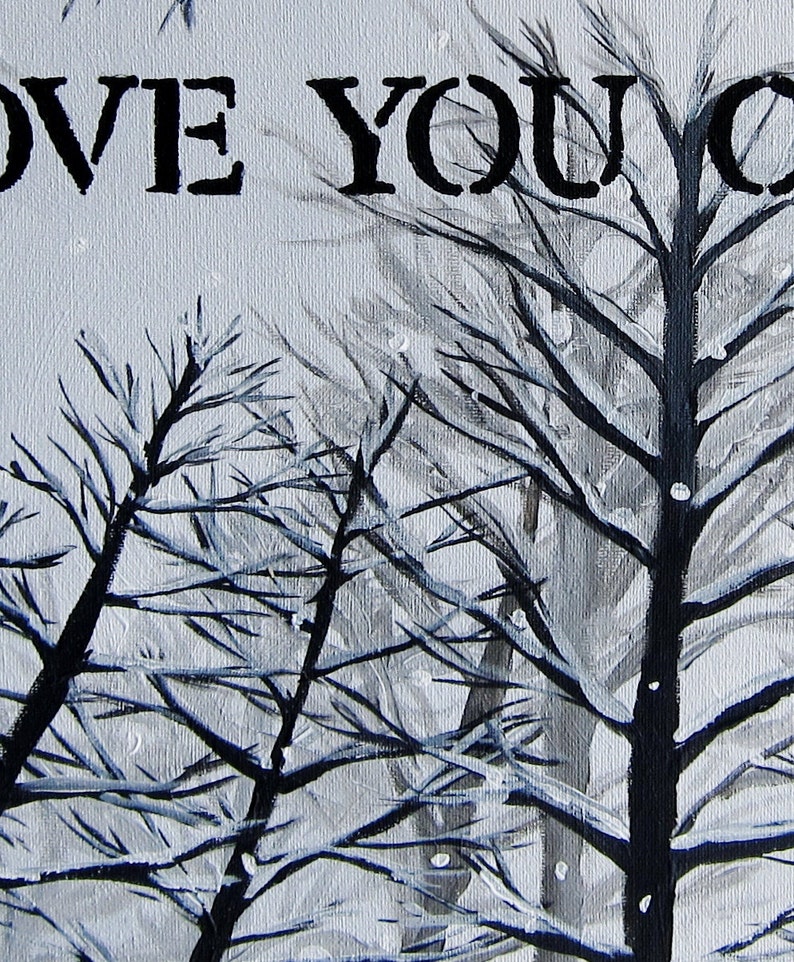 Pu&ograve; includere: Dipinto in bianco e nero di alberi spogli su uno sfondo bianco. Il testo "LOVE YOU" &egrave; scritto in nero nella parte superiore del dipinto.