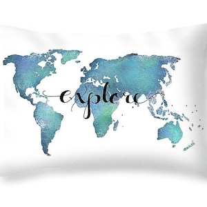 K&ouml;nnte beinhalten: Ein wei&szlig;es Kissen mit einer blauen Aquarell-Weltkarte und dem Wort "explore" in schwarzer Schreibschrift.