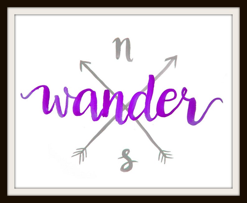 Pode incluir: Caligrafia de aquarela roxa da palavra "wander" com duas flechas cinzas cruzando-se. As flechas apontam para o norte e para o sul com as letras "n" e "s" acima e abaixo das flechas.