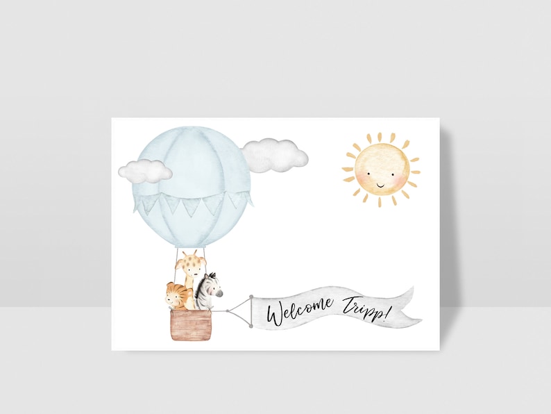 Puede incluir: Una ilustraci&oacute;n de acuarela de un globo aerost&aacute;tico con una jirafa, una cebra y un le&oacute;n dentro. El globo es azul y blanco con una pancarta que dice "&iexcl;Bienvenido Tripp!" Hay un sol amarillo con una cara sonriente en la esquina superior derecha.