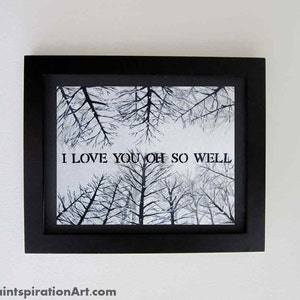 Pu&ograve; includere: Stampa artistica incorniciata in bianco e nero con una silhouette di alberi e il testo "I love you oh so well".