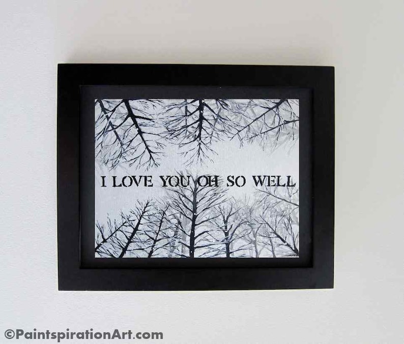 Pu&ograve; includere: Stampa artistica incorniciata in bianco e nero con una silhouette di alberi e il testo "I love you oh so well".