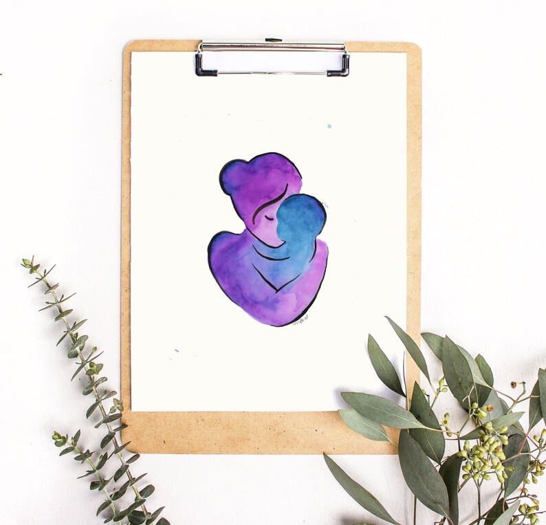 Peut inclure: Peinture &agrave; l'aquarelle d'une silhouette violette et bleue d'une m&egrave;re tenant un enfant. La m&egrave;re tient l'enfant pr&egrave;s de sa poitrine et la t&ecirc;te de l'enfant repose sur son &eacute;paule.