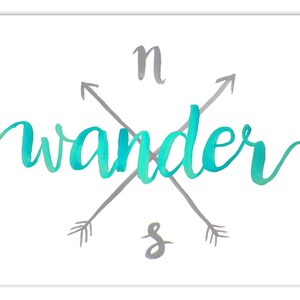 Pode incluir: Uma ilustra&ccedil;&atilde;o em aquarela da palavra "wander" em cores turquesa e azul-esverdeado com duas flechas cruzadas apontando para o norte e para o sul. As flechas s&atilde;o cinzas e t&ecirc;m um efeito de aquarela.