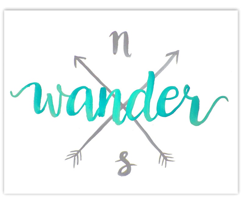 Pode incluir: Uma ilustra&ccedil;&atilde;o em aquarela da palavra "wander" em cores turquesa e azul-esverdeado com duas flechas cruzadas apontando para o norte e para o sul. As flechas s&atilde;o cinzas e t&ecirc;m um efeito de aquarela.