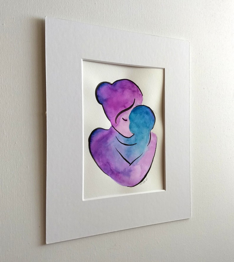 Peut inclure: Peinture &agrave; l'aquarelle d'une figure abstraite de m&egrave;re et d'enfant s'embrassant, en violet et bleu.