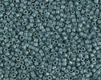 DB1172 11/0 Miyuki Delica Rocailles, galvanisiert, matt dunkelblau. 7,2-Gramm-Tube