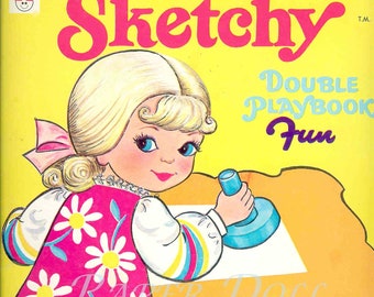 Op de afbeelding: Een vintage papieren poppenboek met een afwasbaar speelbord. De omslag toont een blond meisje in een roze jurk dat een blauwe stempel vasthoudt. De titel is "Sketchy Double Playbook Fun".