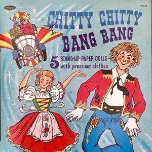 Könnte beinhalten: Ein Vintage-Buchcover mit einer farbenfrohen Illustration eines Autos, das mit zwei Kindern darin in der Luft fliegt. Der Buchtitel lautet "Chitty Chitty Bang Bang" und das Cover enthält auch ein Set mit Stand-up-Papierpuppen mit ausstanzbaren Kleidern. Das Buchcover ist blau mit weißen Sternen und einem Schloss unten links.