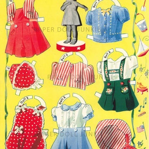 Może przedstawiać: Zestaw papierowych lalek vintage przedstawiający dziewczynkę w czerwono-biało-niebieskiej sukience w paski, niebiesko-białej koszuli w paski, zielono-białej sukience z kwiatowym wzorem, czerwono-białej sukience w kropki, białej koszuli z niebieską sp&oacute;dnicą i czerwono-białym kapeluszem w paski.