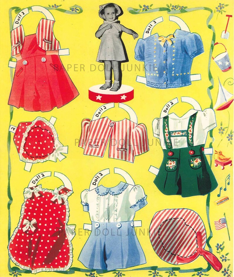Może przedstawiać: Zestaw papierowych lalek vintage przedstawiający dziewczynkę w czerwono-biało-niebieskiej sukience w paski, niebiesko-białej koszuli w paski, zielono-białej sukience z kwiatowym wzorem, czerwono-białej sukience w kropki, białej koszuli z niebieską sp&oacute;dnicą i czerwono-białym kapeluszem w paski.