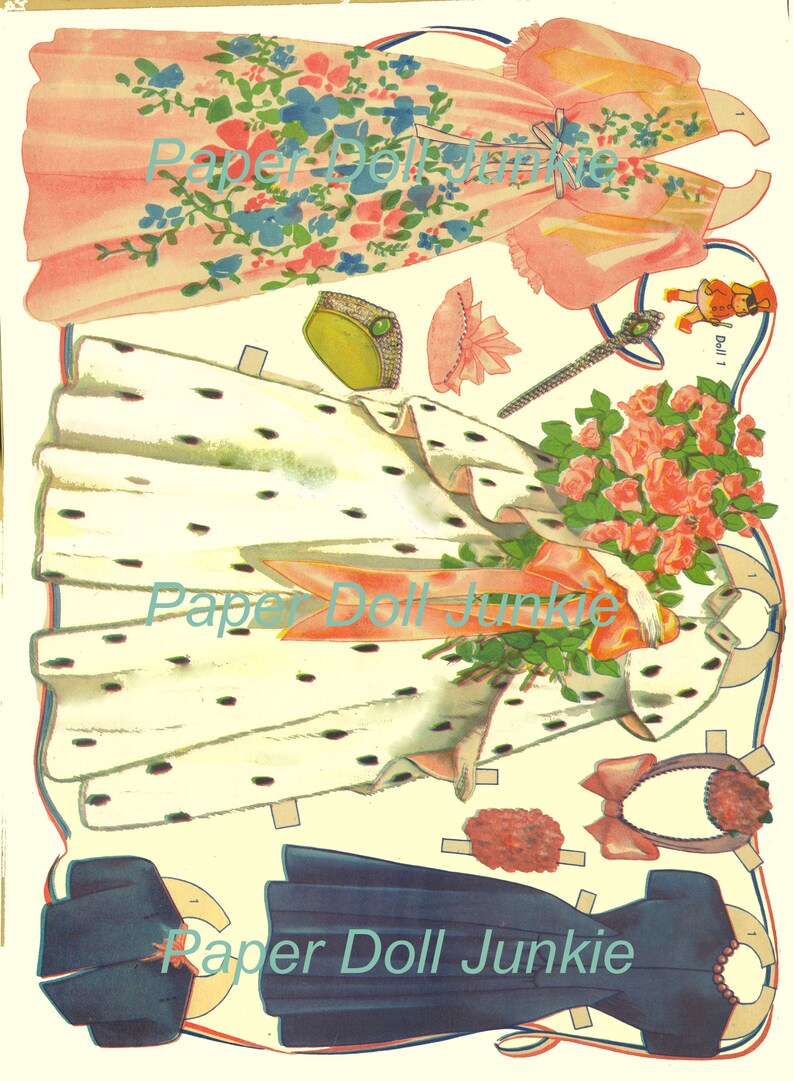 Peut inclure: Un ensemble de poup&eacute;es en papier vintage repr&eacute;sentant une femme dans une robe blanche &agrave; pois noirs, une robe rose &agrave; imprim&eacute; floral et une robe bleue. L'ensemble comprend des accessoires comme un chapeau, un bouquet de roses et une baguette.