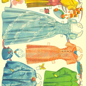 Peut inclure: Un ensemble de poup&eacute;es en papier vintage avec une vari&eacute;t&eacute; de tenues, dont une robe bleue &agrave; dentelle, une robe jaune avec un n&oelig;ud rose, une robe &agrave; pois rouge et blanc, une veste bleue et une veste verte. L'ensemble comprend &eacute;galement des accessoires comme des chapeaux, des sacs &agrave; main et des bijoux.