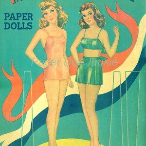 Peut inclure: Ensemble de poup&eacute;es en papier vintage mettant en sc&egrave;ne Miss America et ses accompagnatrices. Les poup&eacute;es sont habill&eacute;es en maillots de bain et se tiennent sur un fond bleu et blanc avec le texte "Miss America and Her Attendants Paper Dolls".
