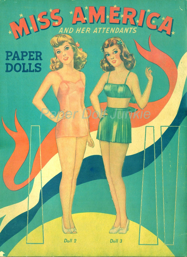 Peut inclure: Ensemble de poup&eacute;es en papier vintage mettant en sc&egrave;ne Miss America et ses accompagnatrices. Les poup&eacute;es sont habill&eacute;es en maillots de bain et se tiennent sur un fond bleu et blanc avec le texte "Miss America and Her Attendants Paper Dolls".