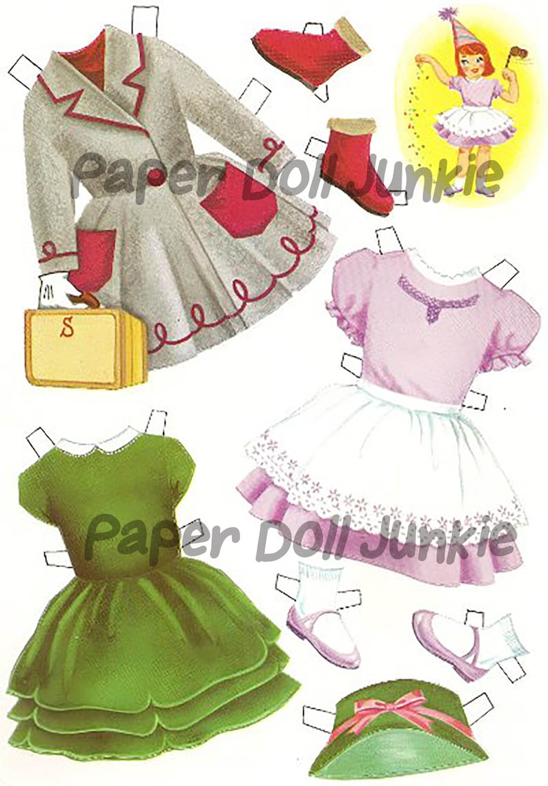 Puede incluir: Un conjunto de mu&ntilde;eca de papel con una ni&ntilde;a con un vestido rosa y un delantal blanco, un vestido verde, un abrigo gris con detalles rojos, un sombrero y zapatos. La mu&ntilde;eca sostiene una varita m&aacute;gica y est&aacute; rodeada de brillo.