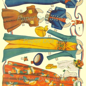 Peut inclure: Un ensemble de poup&eacute;es en papier vintage avec une poup&eacute;e et plusieurs tenues. Les tenues comprennent une robe de marin bleue, une robe brune avec un patch jaune, une robe jaune et bleue et une robe rouge et orange. L'ensemble comprend &eacute;galement des accessoires comme un chapeau, un sac &agrave; main et une fleur.