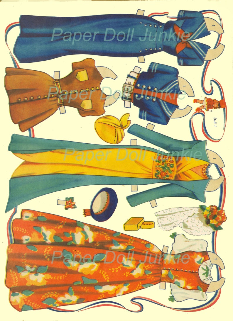 Peut inclure: Un ensemble de poup&eacute;es en papier vintage avec une poup&eacute;e et plusieurs tenues. Les tenues comprennent une robe de marin bleue, une robe brune avec un patch jaune, une robe jaune et bleue et une robe rouge et orange. L'ensemble comprend &eacute;galement des accessoires comme un chapeau, un sac &agrave; main et une fleur.