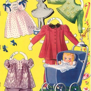 Może przedstawiać: Zestaw papierowych lalek vintage z lalką dziewczynką, czerwonym płaszczem, r&oacute;żową sukienką w białe kropki, fioletową sukienką z białymi tulipanami, zielonym swetrem z ż&oacute;łtymi kwiatami i niebieskim w&oacute;zkiem z lalką niemowlęciem w środku.