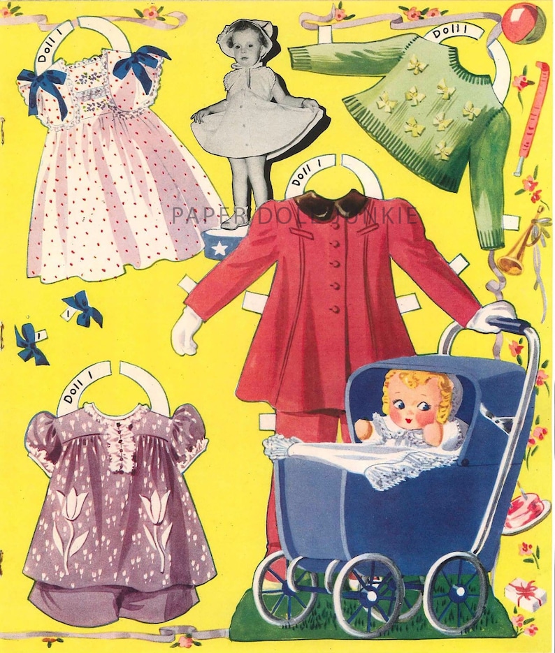 Może przedstawiać: Zestaw papierowych lalek vintage z lalką dziewczynką, czerwonym płaszczem, r&oacute;żową sukienką w białe kropki, fioletową sukienką z białymi tulipanami, zielonym swetrem z ż&oacute;łtymi kwiatami i niebieskim w&oacute;zkiem z lalką niemowlęciem w środku.
