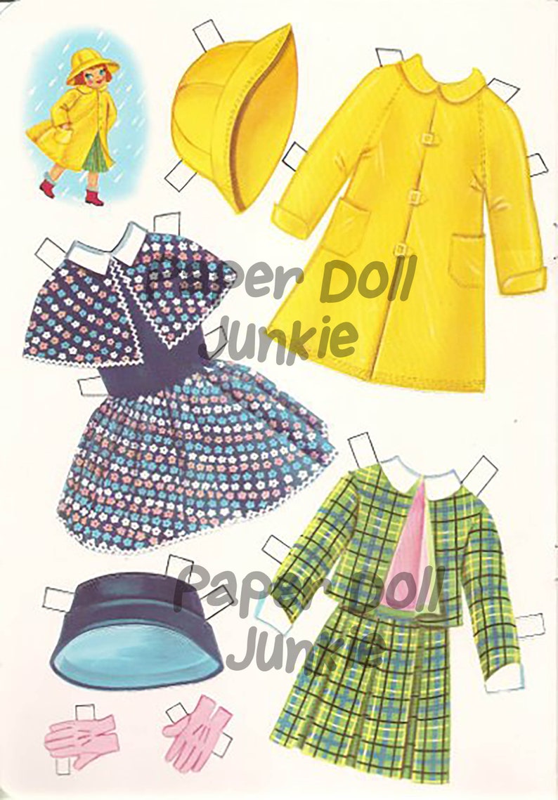 Puede incluir: Un conjunto de mu&ntilde;eca de papel con una variedad de atuendos, que incluyen un impermeable amarillo, un vestido azul con estampado floral, una falda y una chaqueta a cuadros, un sombrero azul y guantes rosas.