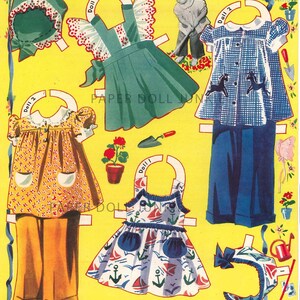 Może przedstawiać: Zestaw papierowych lalek vintage z trzema lalkami i wieloma strojami. Lalki są ubrane w zieloną sukienkę, niebiesko-białą sukienkę w kratę i niebiesko-białą sukienkę w stylu marynarskim. Zestaw zawiera kapelusz, spodnie i narzędzie ogrodnicze.