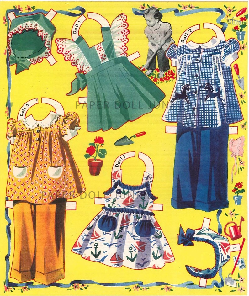 Może przedstawiać: Zestaw papierowych lalek vintage z trzema lalkami i wieloma strojami. Lalki są ubrane w zieloną sukienkę, niebiesko-białą sukienkę w kratę i niebiesko-białą sukienkę w stylu marynarskim. Zestaw zawiera kapelusz, spodnie i narzędzie ogrodnicze.