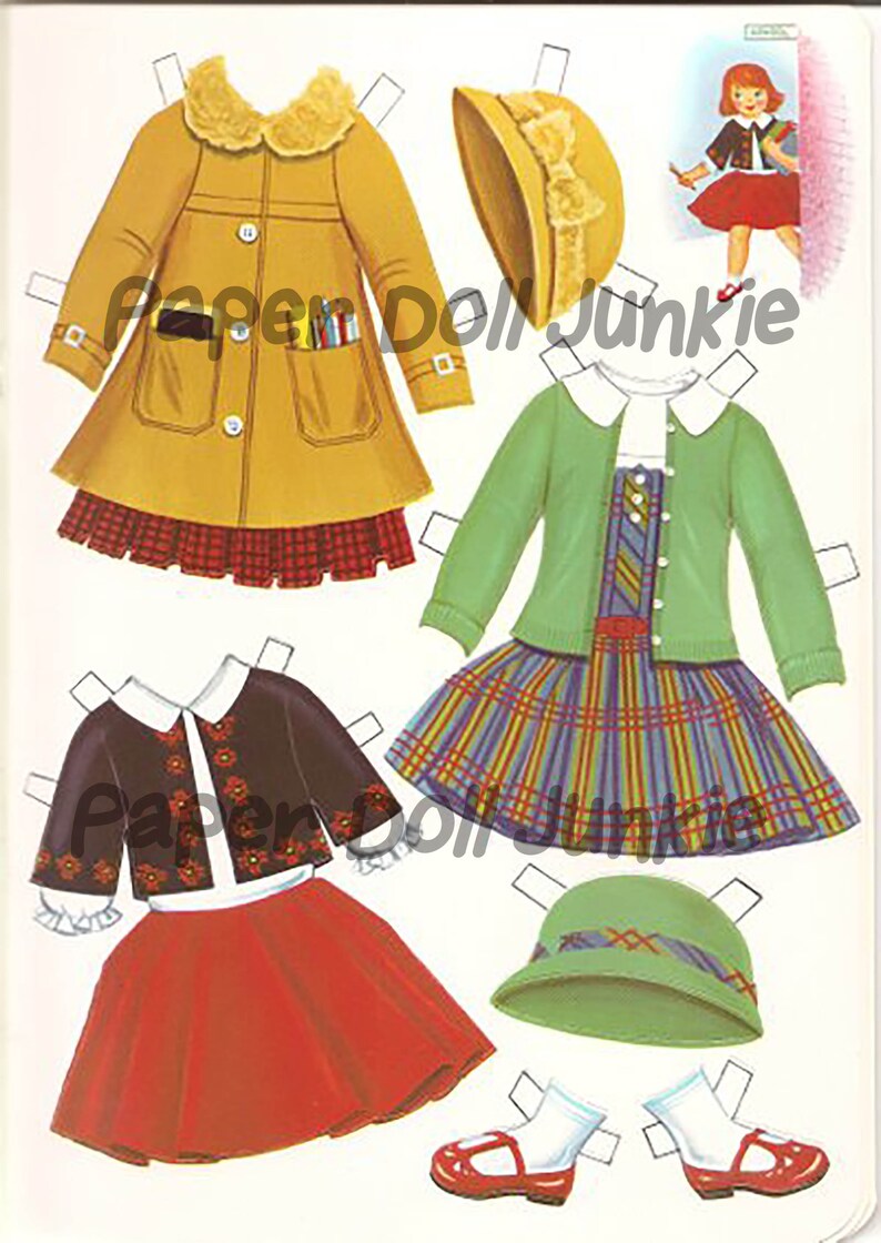Puede incluir: Un conjunto de mu&ntilde;eca de papel con una ni&ntilde;a que lleva un abrigo amarillo, un c&aacute;rdigan verde y un c&aacute;rdigan marr&oacute;n. El conjunto incluye una falda a cuadros, una falda roja, un sombrero verde y un sombrero marr&oacute;n. El conjunto de mu&ntilde;eca de papel es perfecto para juegos imaginativos.